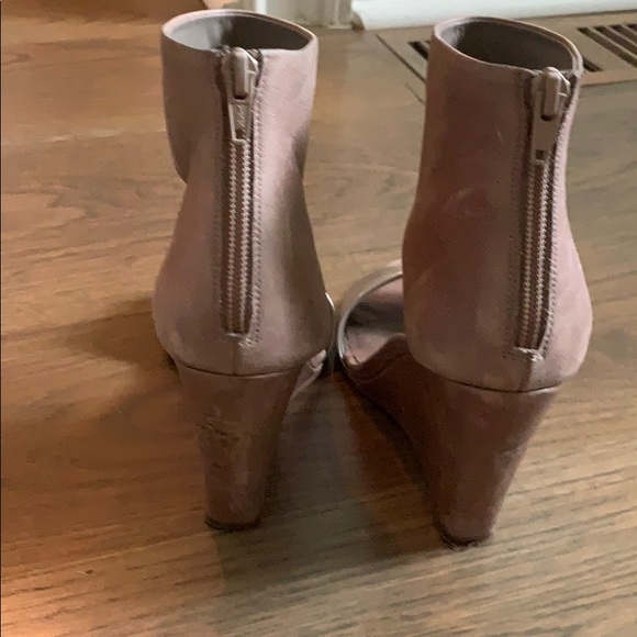 Size 6 1/2 Vince wedges.  Great condition - Picture 2 of 4